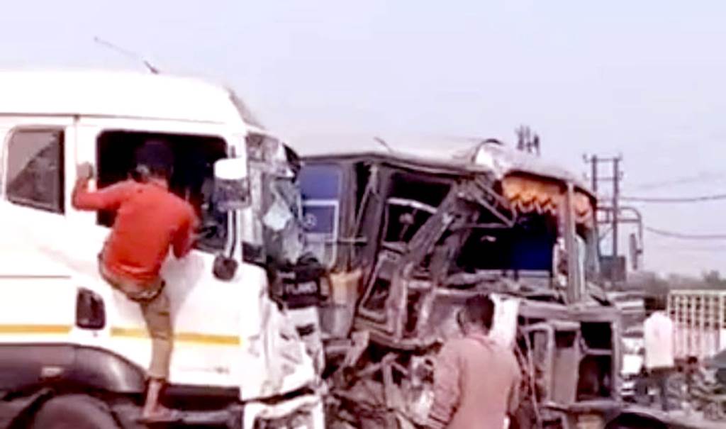 25 injured in bustrailer collision
